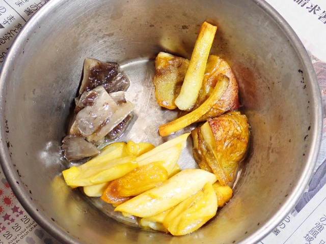 油炒め。右上から時計回りにキイロイグチ、タマゴタケ、ムラサキシメジ